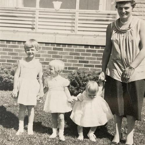Joan, Gayle, Brenda, Mom (Sharon in Tummy)