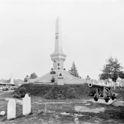 Monument to Soldiers, Lundy's Lane, 1911.  Library and Archives Canada.